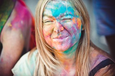 06.07.2019 Moskova. Rusya 'ya. Mutlu kız yüzü yakın plan. Holi festivali.