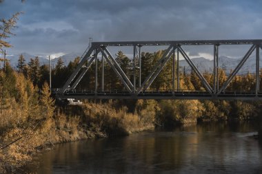 Demiryolu köprüsünün manzarası. BAM. Amur bölgesi Rusya