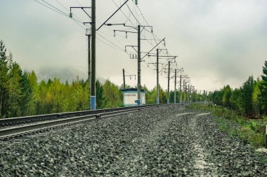 Şehir manzarasında tren rayları.
