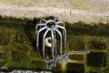 Metal su süzgeci paslanmaz çelikten yapılır.