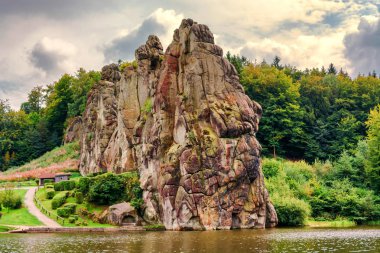 Externsteine, Teutoburg Ormanı, Almanya, Kuzey Ren Vestfalyası 'nda sert kum taşı oluşumu