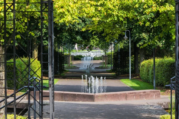 Liten Weir Vattenfall Fontän Offentlig Park — Stockfoto