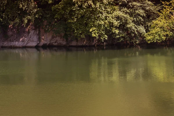 Kireç taşının çıkarılması için eski bir taş ocağının bulunduğu yerde kıyıları olan göl.