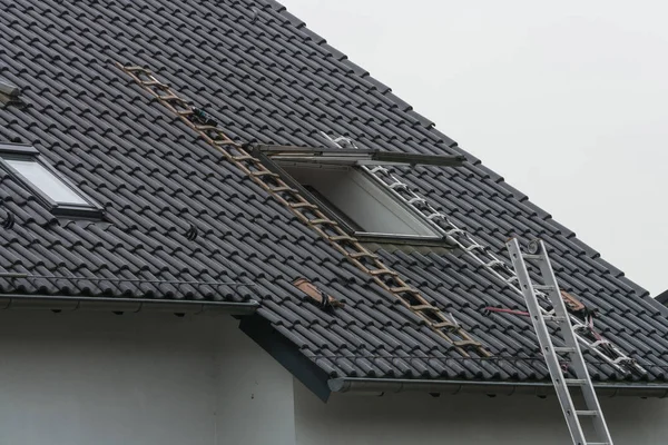 Dakbedekking Installatie Reparatie Van Een Dakvenster Een Hellende Dak — Stockfoto