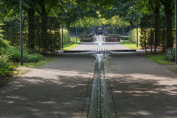 Malý Jez Vodopád Fontána Veřejném Parku — Stock fotografie