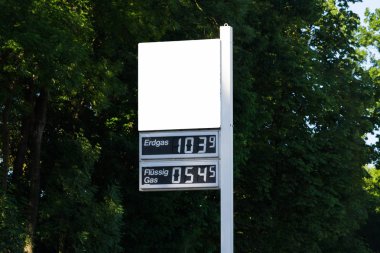 Lpg ve doğal gaz için geçerli gaz fiyat ile Alman bir benzin istasyonunda yazı tahtası.