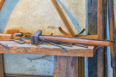 Eski bir atölye bir ahşap tahta üzerinde farklı araçlarla içine görüntülemek