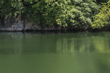 Kireç taşının çıkarılması için eski bir taş ocağının bulunduğu yerde kıyıları olan göl.