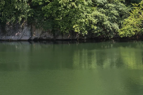 Kireç taşının çıkarılması için eski bir taş ocağının bulunduğu yerde kıyıları olan göl.