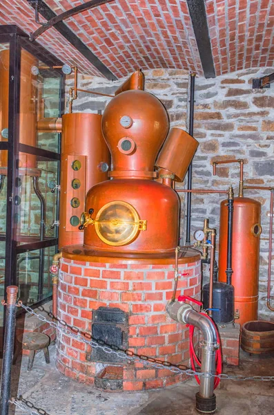 蒸馏杜松子酒用铜厂的详细资料 — 图库照片