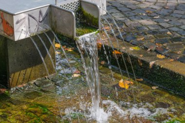 Küçük dere ve bir nehir kaynağıdır       
