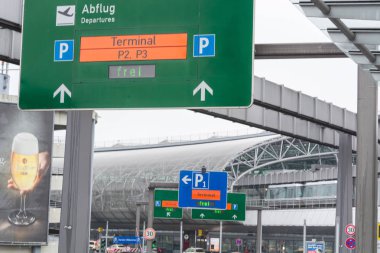 Duesseldorf, Nrw, Almanya - 20 Şubat 2017: yola Düsseldorf Havaalanı gidiş terminali. Tabelaları ve süspansiyon demiryolu ve otomobil içinde belgili tanımlık geçmiş.