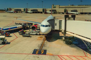 Palma De Mallorca, Balearian, İspanya - 06 Haziran 2016: Havaalanı, Mallorca, uçağın kalkış alanı yükleme ve hazır kalkış için yakıt ikmali sırasında içinde.