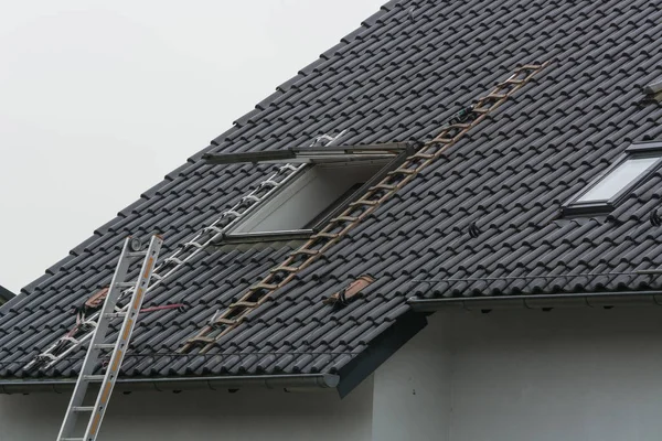 インストールまたは投げられた屋根に屋根窓の修理 — ストック写真