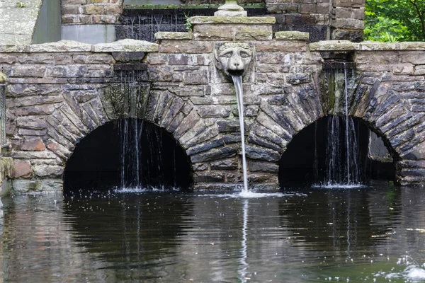 Brunnen Mit Wasserfall Mit Steindekoration Garten Oder Park Details Der — Stockfoto