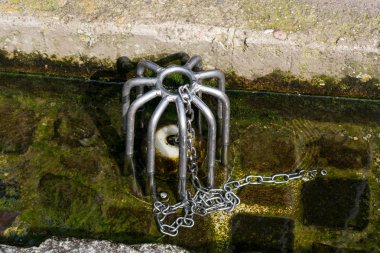 Metal su süzgeci paslanmaz çelikten yapılır.