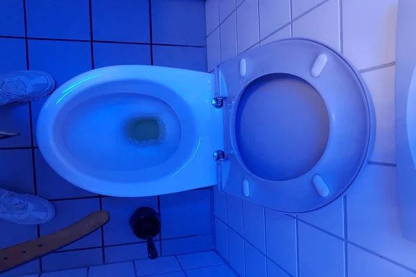 Lampu Pijar Pada Latar Belakang Abstrak Toilet Umum — Stok Foto