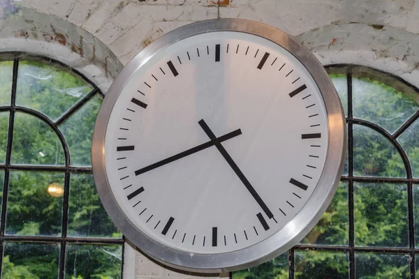 Große Uhr Vor Dem Fenster Einer Industriefabrik Einer Ziegelwand — Stockfoto