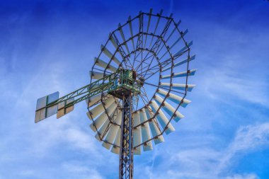 Antika rüzgar türbinleri Mallorca bir sulama sistemi sürücü üzerinde.