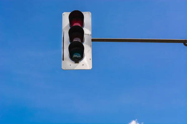 Eine Ampel Und Eine Überwachungskamera Einem Mast Auf Der Straße — Stockfoto