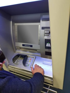 Kadına bir ATM Para Çekme leeen ekran ile