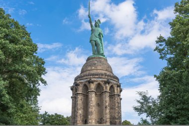 Teutoburg ormanı Detmold, Almanya kenti yakınındaki Çerusker Arminius heykeli.