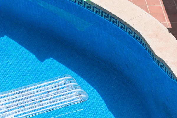 Прозорий Повітряний Матрац Плаває Синьому Басейні — стокове фото