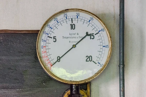 Alte Manometer Auf Einer Metallplatte Aus Gusseisen Mit Druckleitungen Aus — Stockfoto