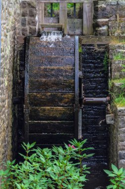 Almanya'da eski bir su değirmeni Sulandırılan ve geri yüklenen değirmen çarkı.