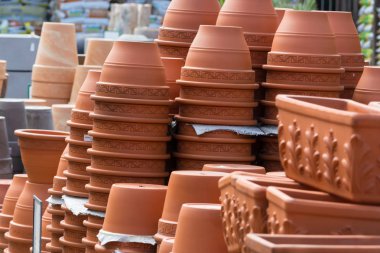 Pişmiş toprak kaplar Satılık Bahçe Merkezi dükkanında rafta