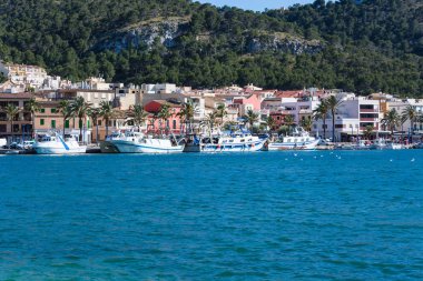 Andratx, İspanya - 01 Haziran 2016:View bağlantı noktası Bay Andratx Mallorca Baleares İspanya bağlantı noktası. Arka plan motorlu tekne ve Yelkenli.