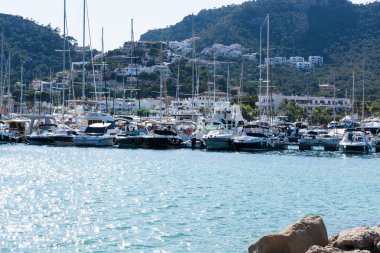 Andratx, İspanya - 01 Haziran 2016.View bağlantı noktası Bay Andratx Mallorca Baleares İspanya bağlantı noktası. Arka plan motorlu tekne ve Yelkenli.