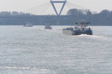 Duesseldorf, Nrw, Almanya - 02 Nisan 2017:River Almanya Dusseldorf yakınındaki Ren yataydan. Ters banka ve dramatik gökyüzü Hava Meydanı köprü görünümü.