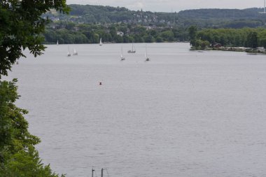 Essen, Nrw, Almanya - 10 Haziran 2017: panoramik Baldeney Gölü (Baldeneysee). Arka planda bir Yelkenli tekne yelken.