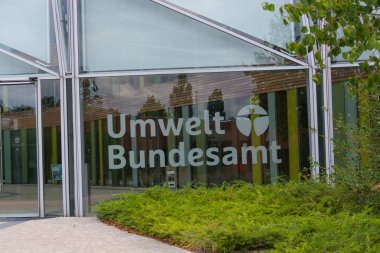 Dessau - 05 Ağustos 2018: Çevre, Federal Çevre Dairesi Dessau içinde cam cephe ve giriş alanı
