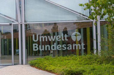 Dessau - 05 Ağustos 2018: Çevre, Federal Çevre Dairesi Dessau içinde cam cephe ve giriş alanı