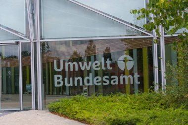 Dessau - 05 Ağustos 2018: Çevre, Federal Çevre Dairesi Dessau içinde cam cephe ve giriş alanı