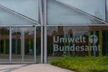 Dessau - 05 Ağustos 2018: Çevre, Federal Çevre Dairesi Dessau içinde cam cephe ve giriş alanı