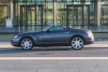 Essen, Nrw, Almanya - 11 Ekim, 2015:Chrysler Crossfire, yan görünüm yeni yönetim binası, Thyssenkrupp Essen, Almanya.