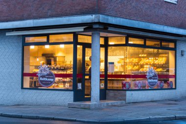 Essen, Nrw, Almanya - 11 Ocak 2016: Küçük fırın dükkanı penceresindeki çeşitli hamur işleri ile       