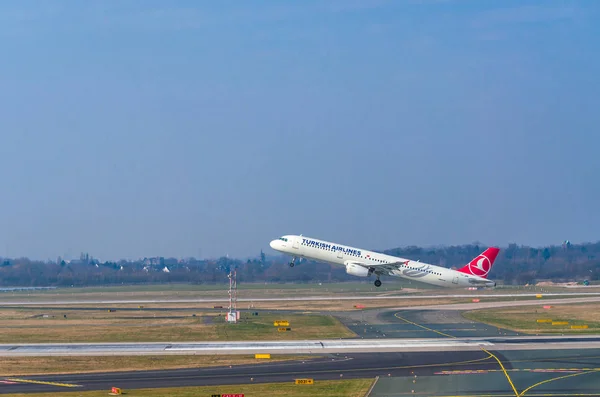 Düsseldorf Nrw Németország Március 2015 Airbus A321 Turkish Airlines Indításkor — Stock Fotó