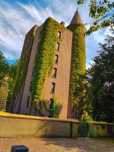 Mooie Vlakke Hoogbouw Blok Met Toren — Stockfoto