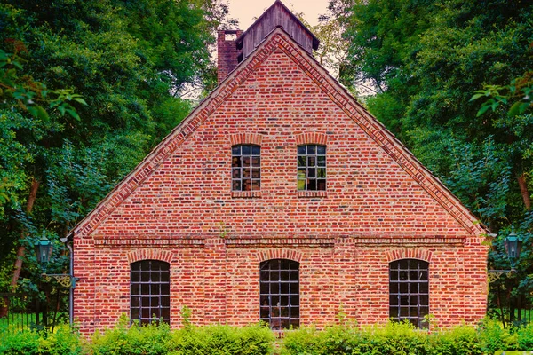 Widok Wąskimi Oknami Budynku Dawnej Fabryki Czerwonej Cegły — Zdjęcie stockowe
