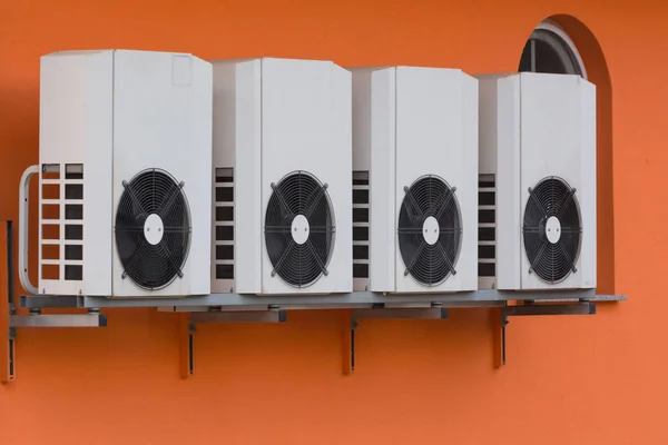 家の壁に新しくインストールされたエアコンのコンプレッサー — ストック写真