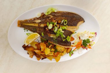 Kızarmış balık, Plaice fileto ve kızarmış patatesli sebze.