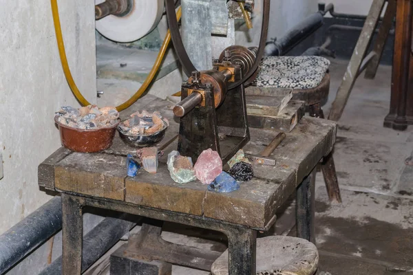 Vecchio Banco Lavoro Con Vari Utensili Macchine — Foto Stock