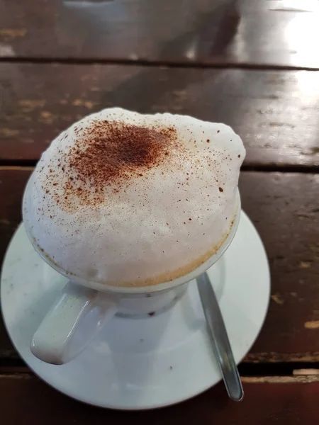 Close Uma Xícara Café Branco Liso Com Espuma Leite Após — Fotografia de Stock