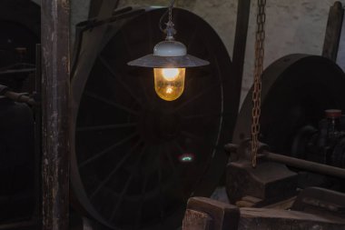 Eski bir fabrika sanayi iç. Bir lamba üzerinde odaklanmak