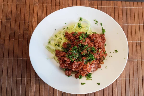 Beyaz Tabakta Sağlıklı Düşük Karbonhidratlı Yiyecekler Spagetti Şeritli Yılan Salatalıklarıyla — Stok fotoğraf