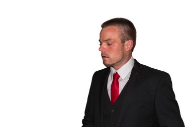 Beyaz arka plan, kırmızı kravat ile takım elbiseli Genç adam kopyalama alanı.